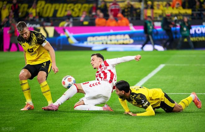 开云官方网站-关于那不勒斯训练开放日，转会期更衣室发声引欢呼，德国杯在即，团队化学反应显著的信息